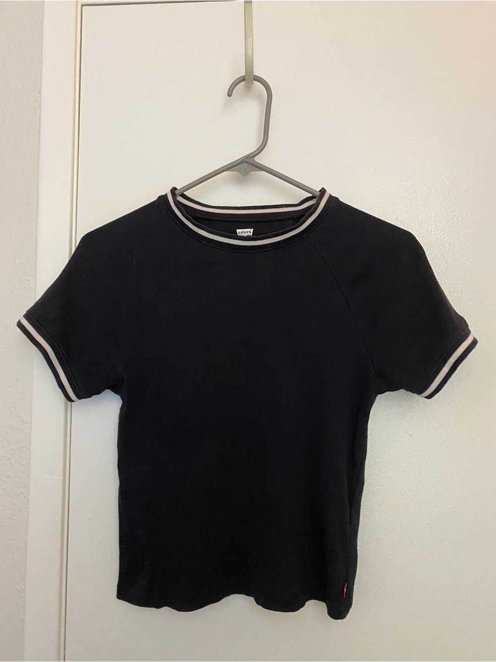 black levi’s baby ringer tee w white trim